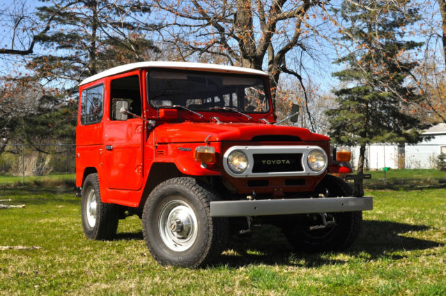 1977 Toyota Land Cruiser (Red/Gray)