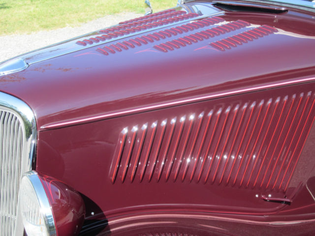 1934 Ford Roadster (Maroon/Maroon & white)