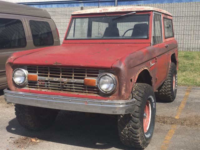 1977 Ford Bronco (Candy Apple Red/Parchment)