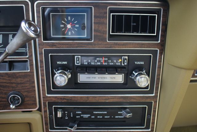 1976 Ford LTD (Gold/Tan)