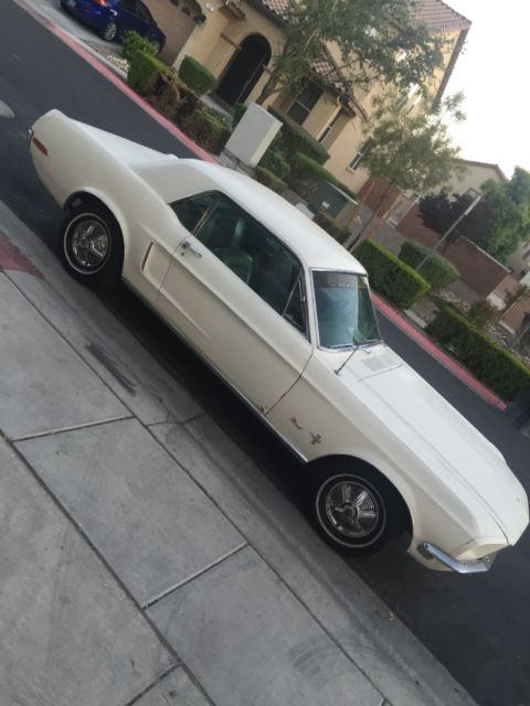 1968 Ford Mustang (White/Blue)