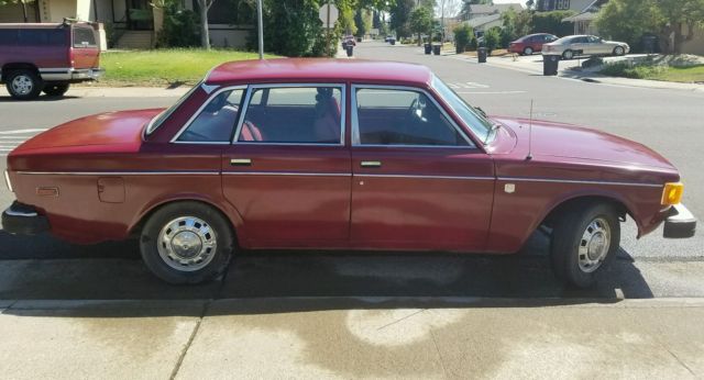 1974 Volvo 144 (Red/Red)
