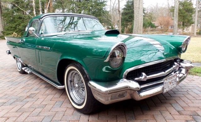 1957 Ford Thunderbird (Green/White)