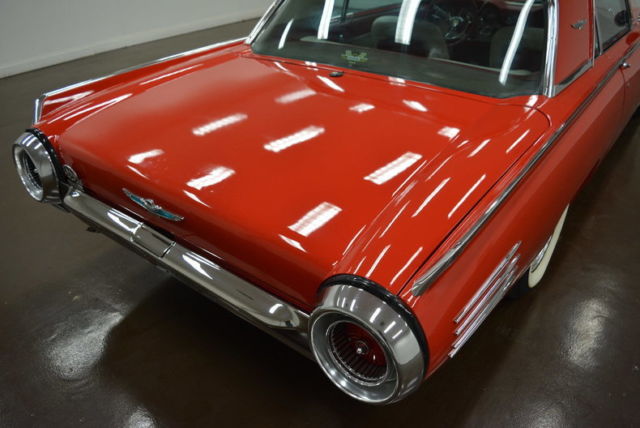 1961 Ford Thunderbird (Red/White)