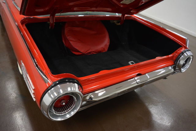 1961 Ford Thunderbird (Red/White)