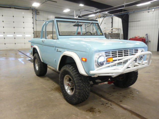1975 Ford Bronco (blue/cream)