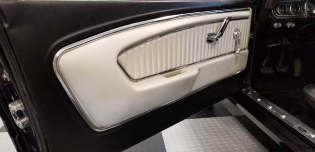 1966 Ford Mustang (Purple/Cream)