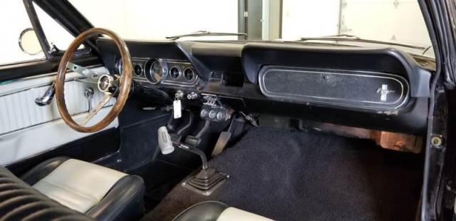 1966 Ford Mustang (Purple/Cream)