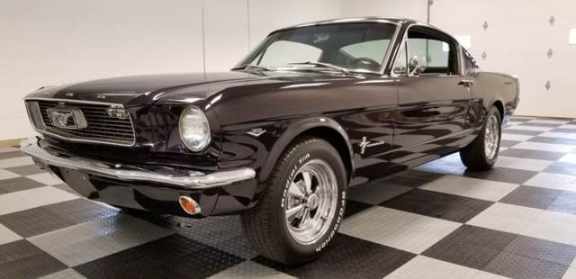 1966 Ford Mustang (Purple/Cream)