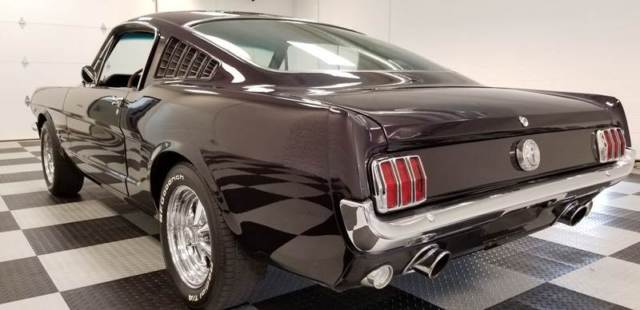 1966 Ford Mustang (Purple/Cream)