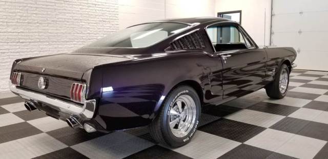 1966 Ford Mustang (Purple/Cream)