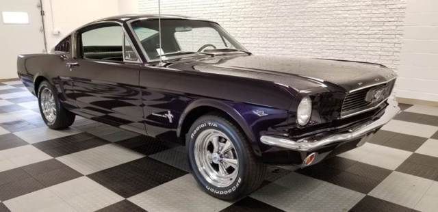 1966 Ford Mustang (Purple/Cream)