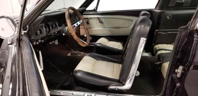 1966 Ford Mustang (Purple/Cream)