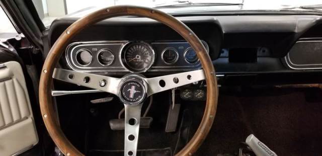 1966 Ford Mustang (Purple/Cream)