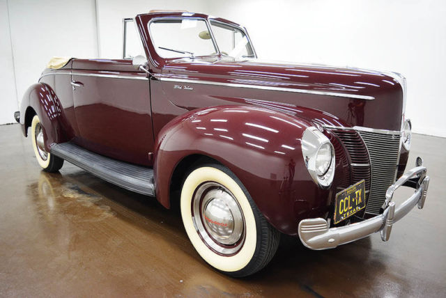 1940 Ford Deluxe (Maroon/Brown)