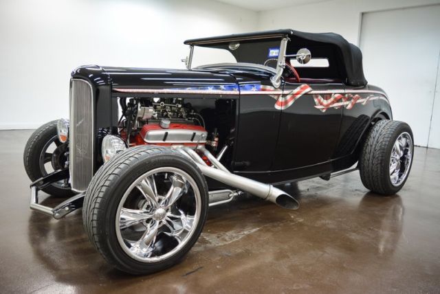 1932 Ford Roadster (Black/Red)