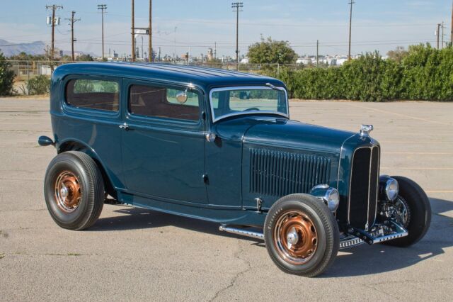 1932 Ford TUDOR SEDAN (Blue/Tan)