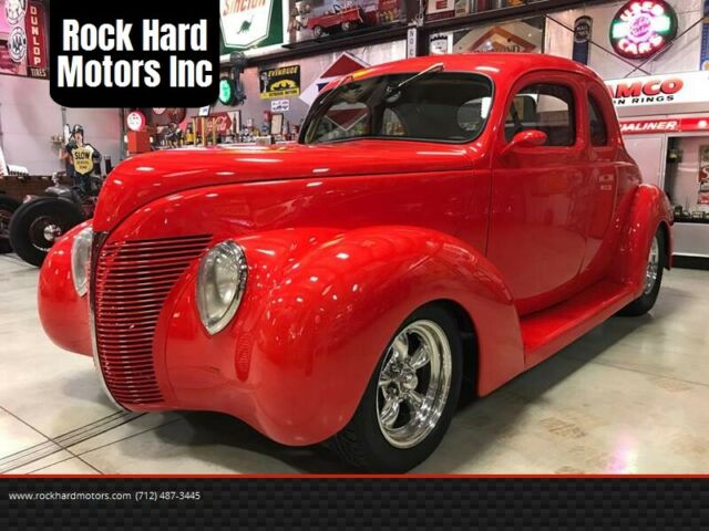 1939 Ford Coupe (Red/Tan)