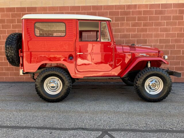 1965 Toyota Land Cruiser (Red/Gray)