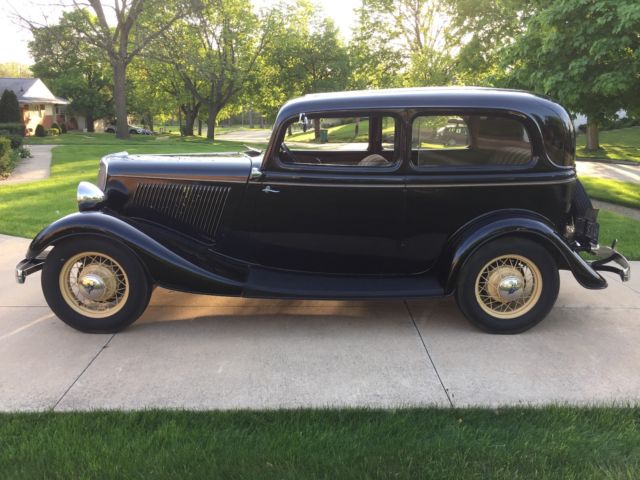 1934 Ford Deluxe Tudor (Black/Tan)