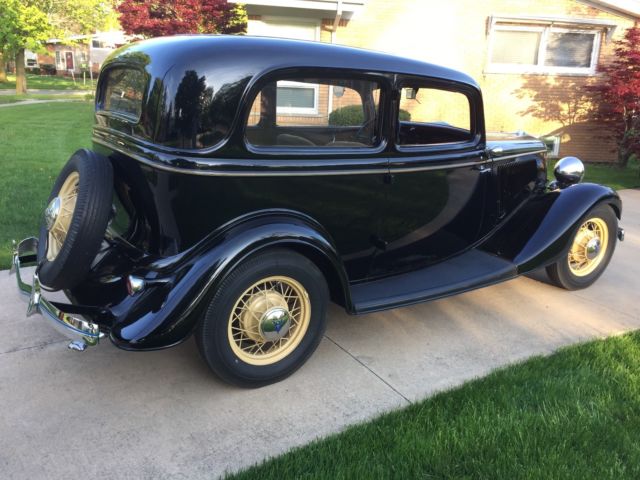 1934 Ford Deluxe Tudor (Black/Tan)