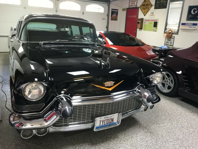 1957 Cadillac Fleetwood (Black/Gray)