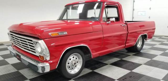 1967 Ford F-100 (Red/Red)