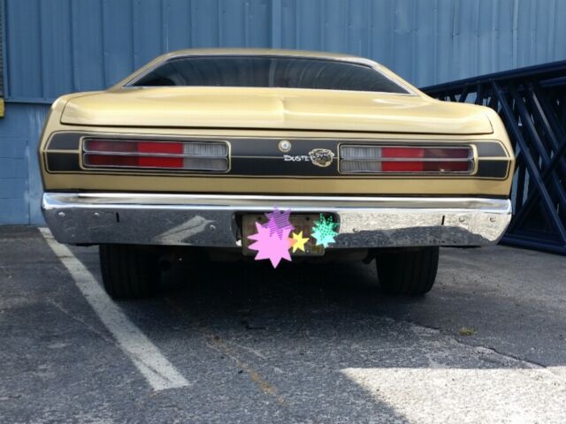 1972 Plymouth Duster (GOLD LEAF/BLACK)