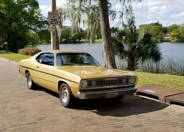 1972 Plymouth Duster (GOLD LEAF/BLACK)