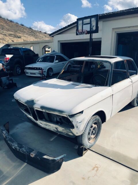 1970 BMW 2002 (White/Black)