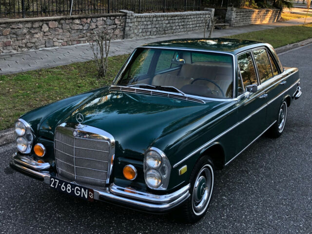 1967 Mercedes-Benz 200-Series (DB 268 Blue-Green/Bamboo)