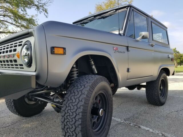 1974 Ford Bronco (Gray/Black)
