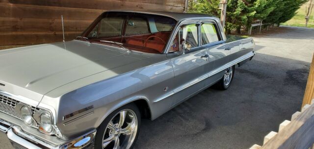 1963 Chevrolet Impala (Silver/Red)