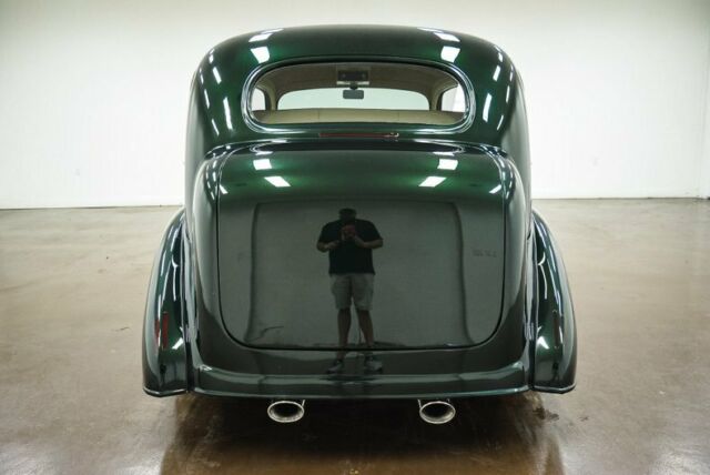 1936 Chevrolet Master Deluxe (Green/Tan)
