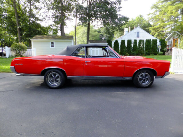 1967 Pontiac GTO (Red/Black)