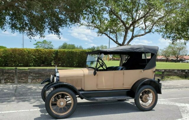 1926 Ford Model T (Tan/Black)