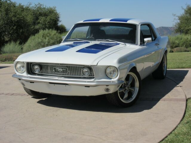 1968 Ford Mustang (Wimbledon White Pearl/Black)