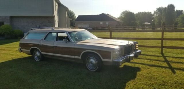 1977 Ford Country Squire (Chamois Metallic/Brown)