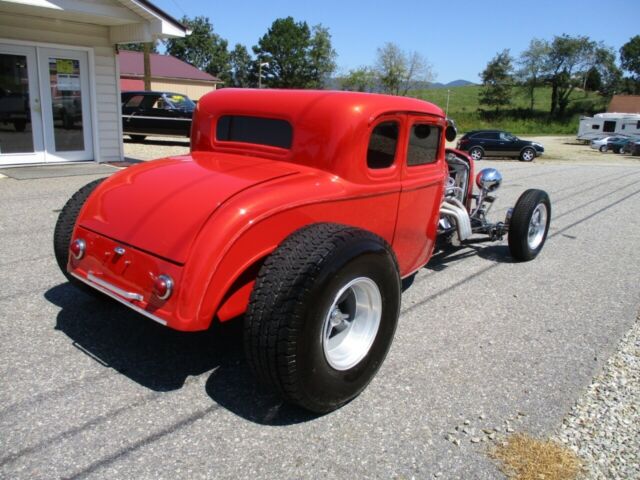 1932 Ford Coupe (Red/Silver)