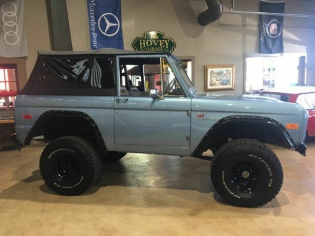 1974 Ford Bronco (Blue/Brown)
