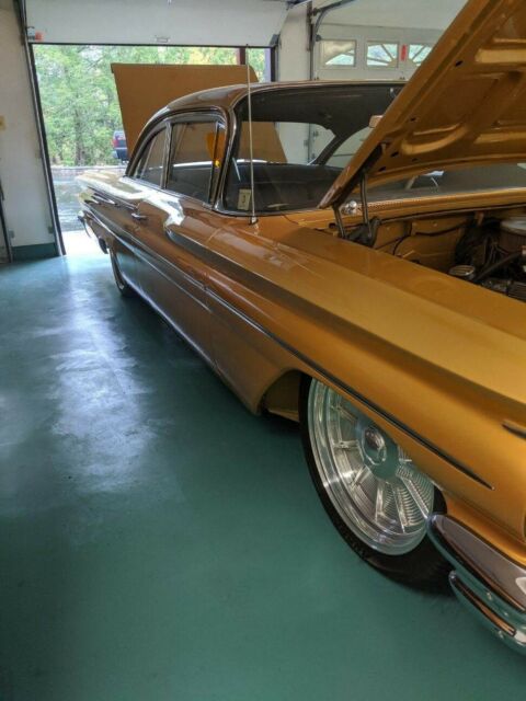 1960 Pontiac Catalina (Gold/Black)