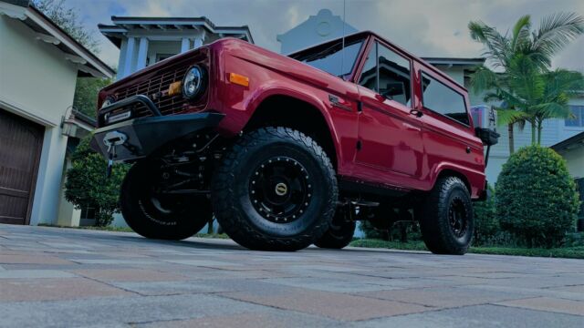1972 Ford Bronco (Red/Gray)