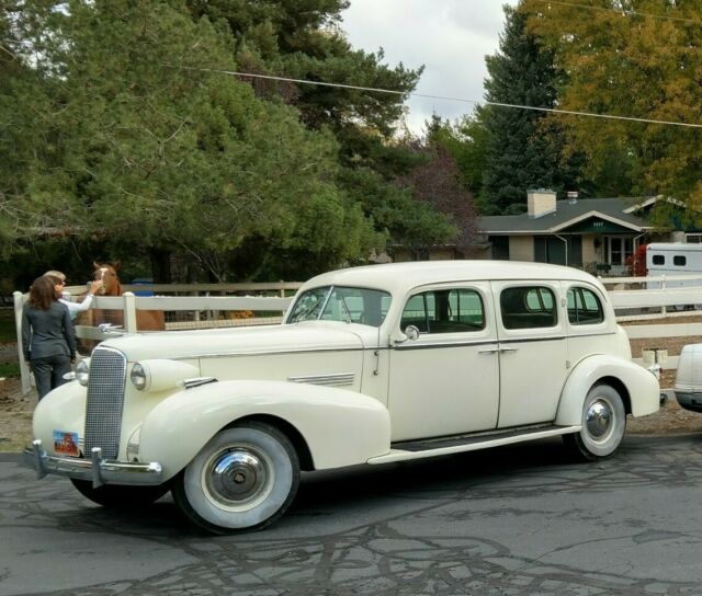 1937 Cadillac Series 75 (Brown/Black)