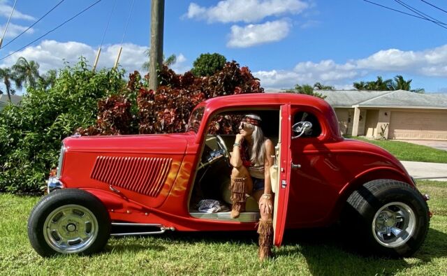1933 Ford Model A (Red/Tan)