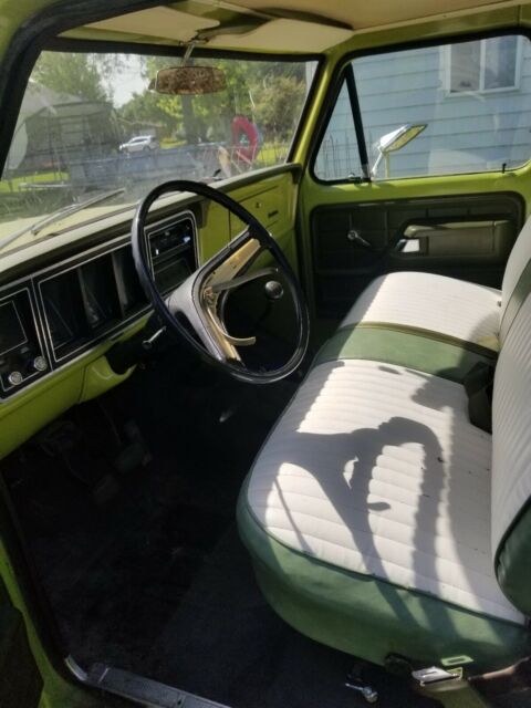 1975 Ford F250 (Green/White)
