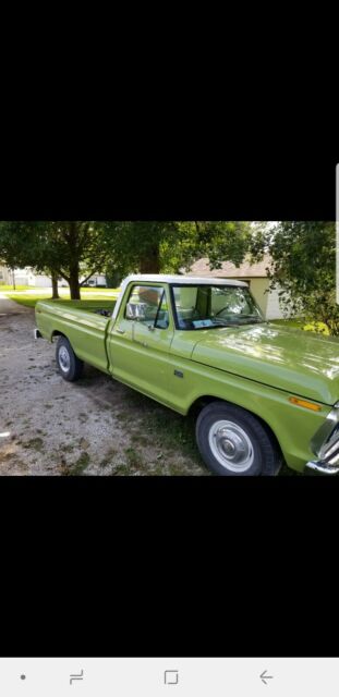 1975 Ford F250 (Green/White)