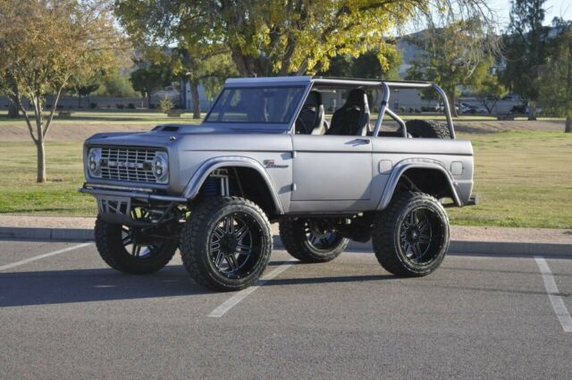1977 Ford Bronco (Gray/Black)