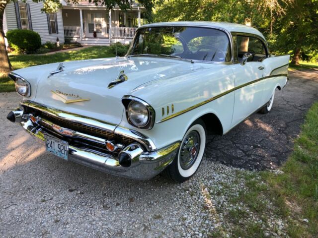 1957 Chevrolet Bel Air/150/210 (White/Tan)