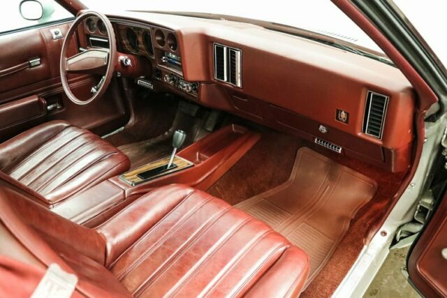 1976 Chevrolet Monte Carlo (Silver/Red)