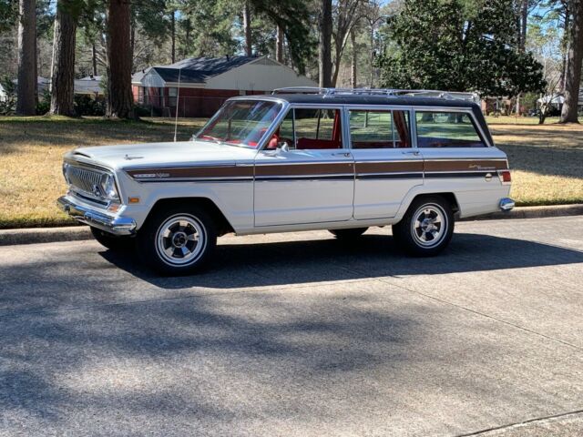 1968 Jeep Wagoneer (White/Red)